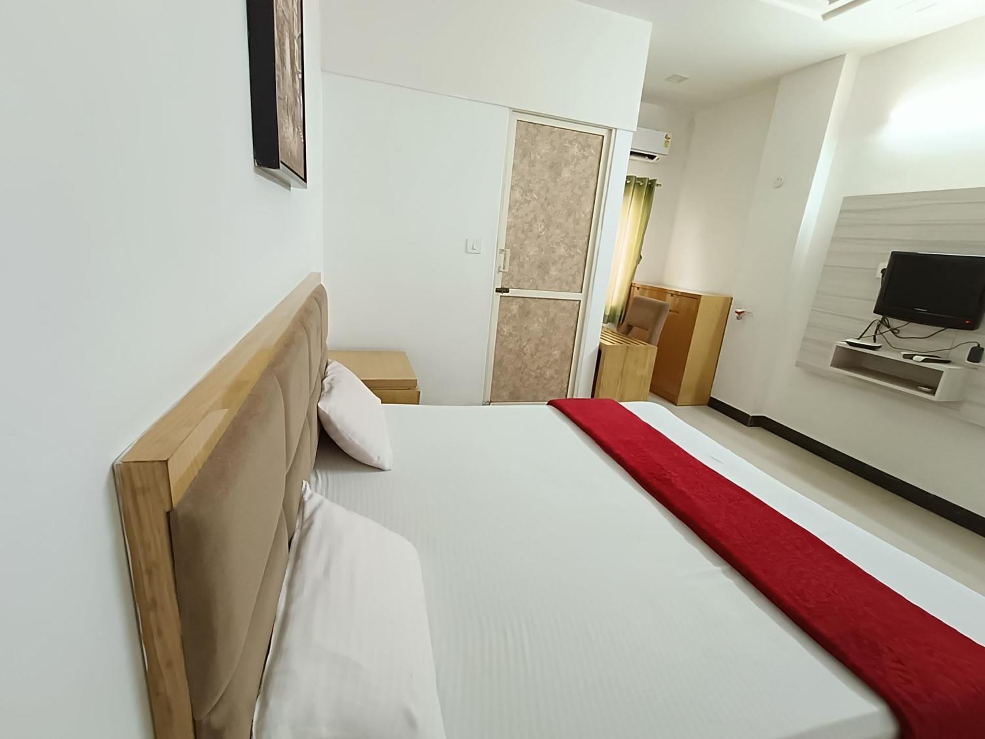 Stay Guru Usha Residency Бхудж Экстерьер фото