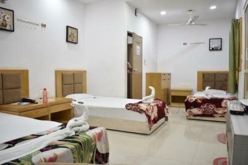 Stay Guru Usha Residency Бхудж Экстерьер фото